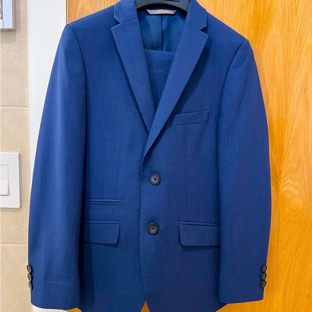 Mark Jacobs boys skinny suit size 10. Pre-owned worn only once for 4hrs.